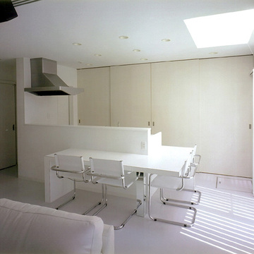 トップライトから光の差すキッチン