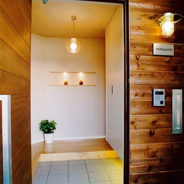 木の素材であたたかく招く玄関