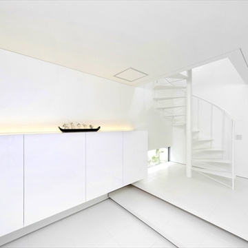 玄関から続く螺旋階段