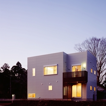 室内の灯りがともる夕景を観る