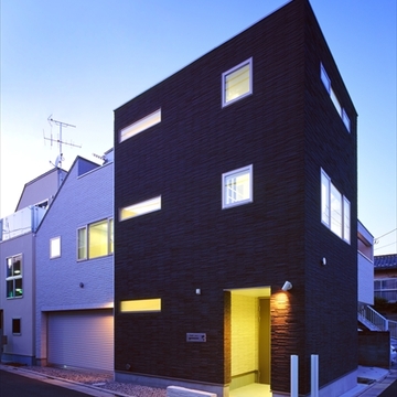 黒い外観の優しい光