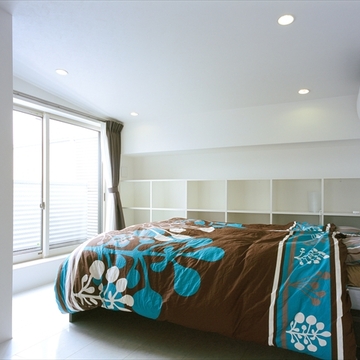 圧迫感のない壁面収納のある寝室