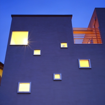 ランダムな窓が目を引く外観