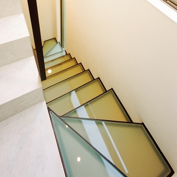 光をとおすガラスの階段