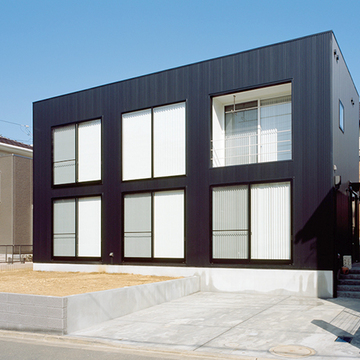 均一サイズの窓が並ぶ外観