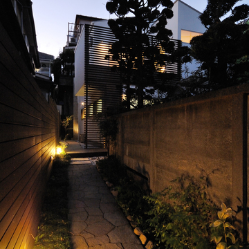 旗竿敷地の路地を、ライフスタイルの一部に取り込んでデザインしたアプローチ