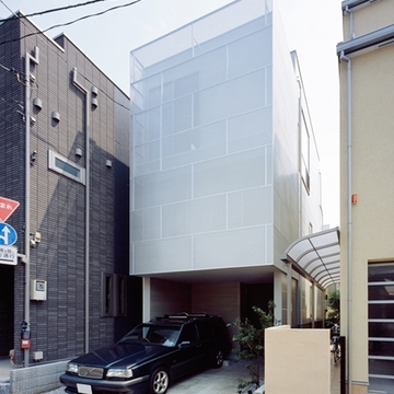 金属パネルで覆われたクールな外観