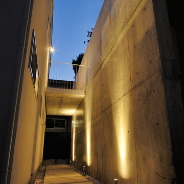 路地と防護壁を活かしつつ、ライフスタイルに合わせた夕景のアプローチ