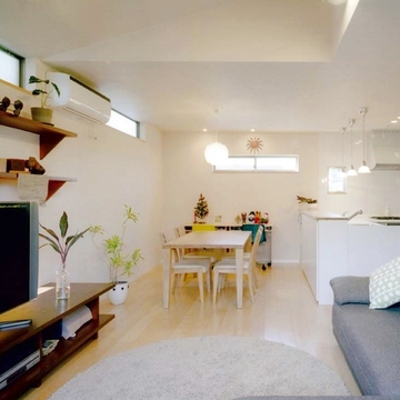 ハイサイドライトで明るい白いリビング