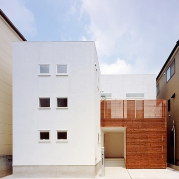 木素材と白壁が穏やかな印象を与える外観