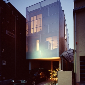 金属パネル越しの灯りがやさしい夕景