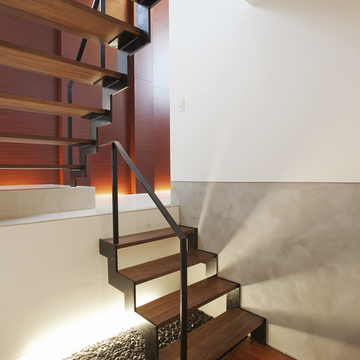 「シンプルなオブジェ」をイメージした美しい佇まいの階段