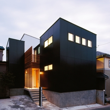 整然と並んだ窓に光がともる