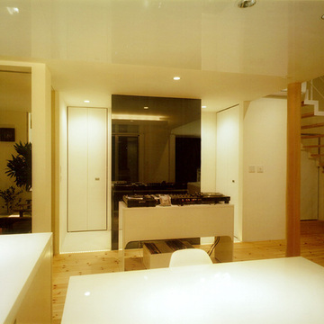 優しい照明に照らされるリビング