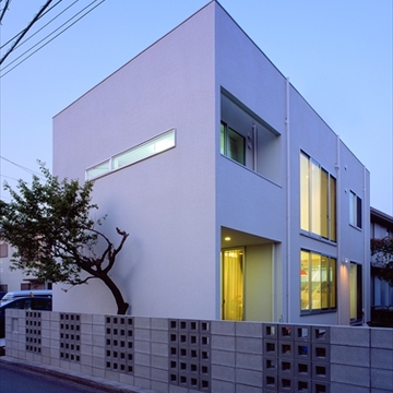 優しい光の漏れる外観