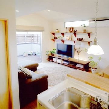 キッチンからリビング、バルコニーへと続く