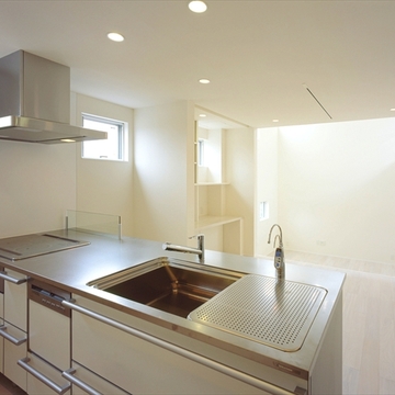 開放的なシルバーとホワイトのキッチン