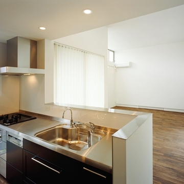 キッチンからリビングを眺める