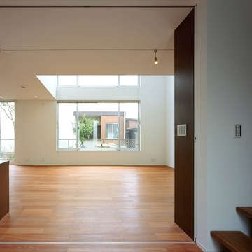 階段下から窓の外を見る