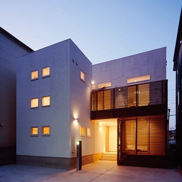 オレンジ色の灯りがこぼれる夕景