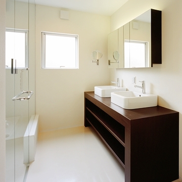 白と濃茶を基調としたシンプルな洗面