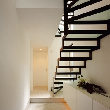 幾何学模様のような階段が迎える玄関