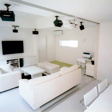 音響設備が印象的なリビング