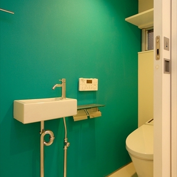 グリーンのアクセントカラーがモダンなトイレ