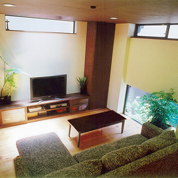 上下の採光窓で明るいリビング