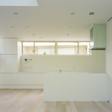 ハイサイドライトと収納のバランスがとれたキッチン