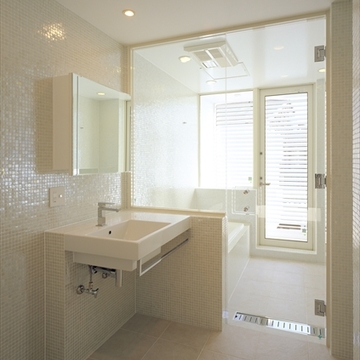 浴室の光が入る洗面スペース