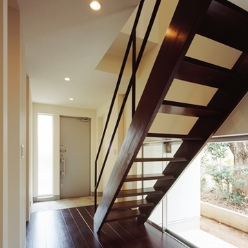 落ち着いた玄関を演出する低い窓