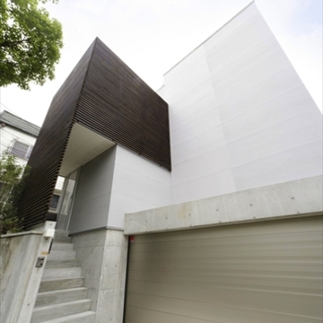 白とシルバーと黒の濃淡がモダンな外観