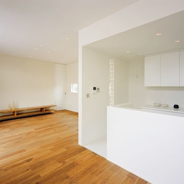 やや天井を低くして変化を付けた白いキッチン