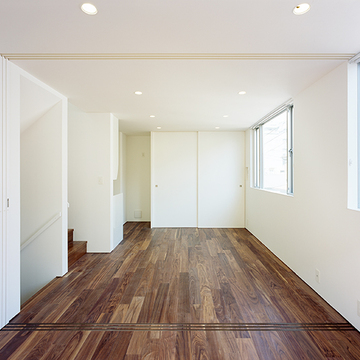 仕切り戸を開け放した広々リビング