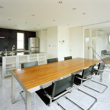 ガラス壁で広く感じるリビング