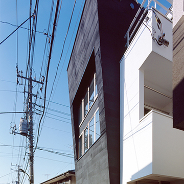 前面道路に張り出す外壁