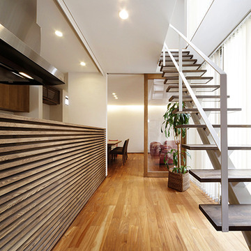 階段とカウンターキッチンが向かい合う家