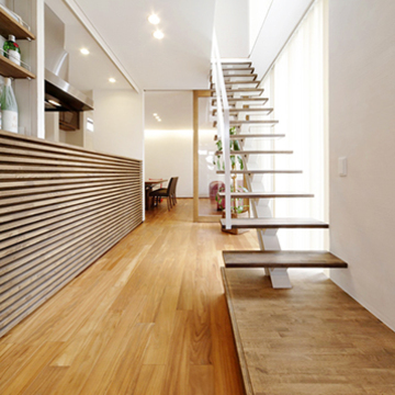 窓に沿って昇る階段