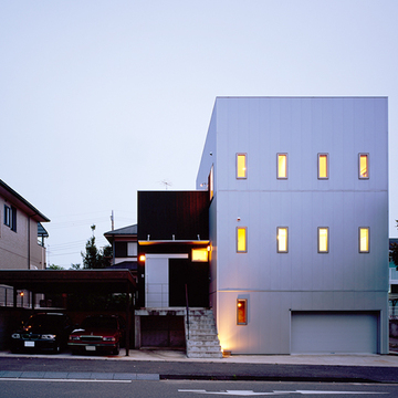 前面道路から見る夕景外観