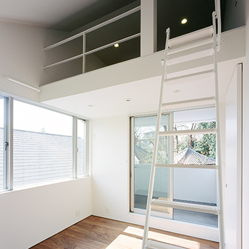 広めのロフトスペースのある洋室