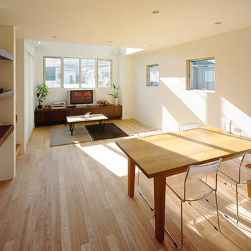 キッチンから奥行きのあるLDKを見る