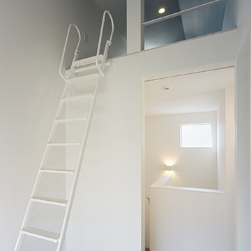 階段上スペースを利用したロフト