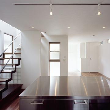 キッチンからリビングを眺める