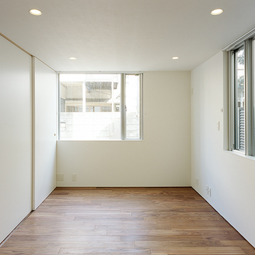 壁一面の収納が便利な洋室