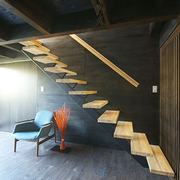 黒い空間に浮かび上がる階段