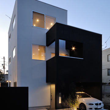 白と黒のシンプルな２つの箱が、重なりあうように建っている外観