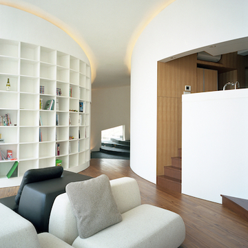 リビングよりエントランスホールを見る