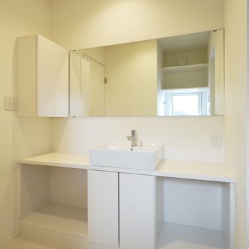 カスタマイズを楽しめる余白を残した、白を基調とした清潔感ある洗面スペース