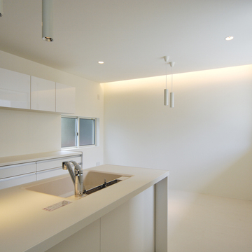 白で統一した、生活感を消した清潔でシンプルなＬＤＫ